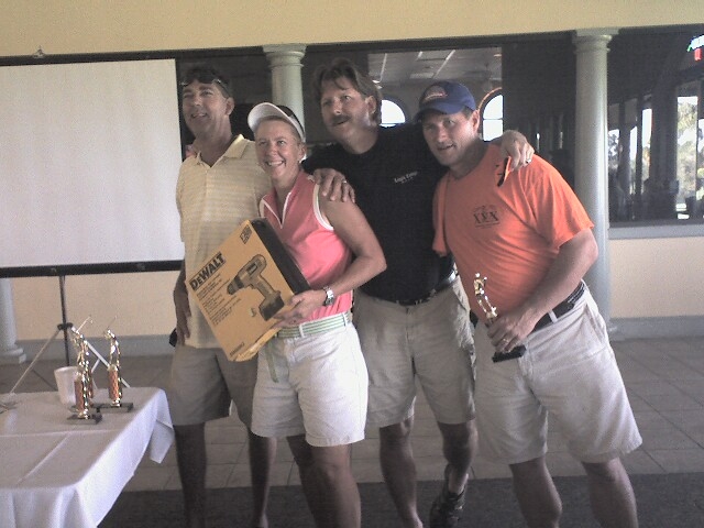 Mary Sapa Carlson accepts the prize for the putting contest.