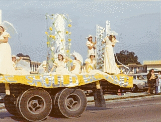 Lionettes.....what a beautiful float;)